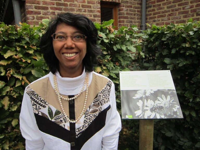 Kavita naast het gedicht "Bijen zoemen" in de Krankhoeve moestuin, Bonheiden 25/6/2017 © FS