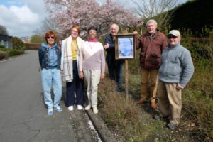 Diensthoofd en coördinator bij Den Olm Anke Geerts (tweede van links) met dichters Sonja Zerck, Kavita Vlieghe, André Baeck, Julien Van Goethem en Willy Troch bij één van de gedichten © HLN Marc Aerts 2023