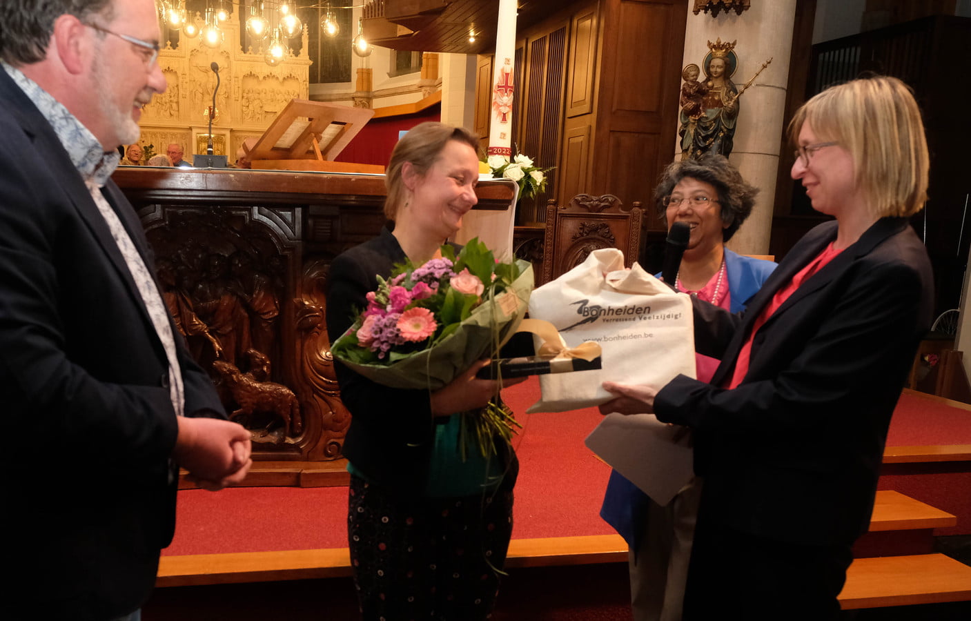 Erika Vlieghe ontving van de gemeente en het dichterscollectief enkele geschenken. Lode Van Looy - Burgemeester, Dr. Erika Vlieghe, Kavita Vlieghe, Mieke Van den Brande - Eerste schepen. © HLN Marc Aerts 2022