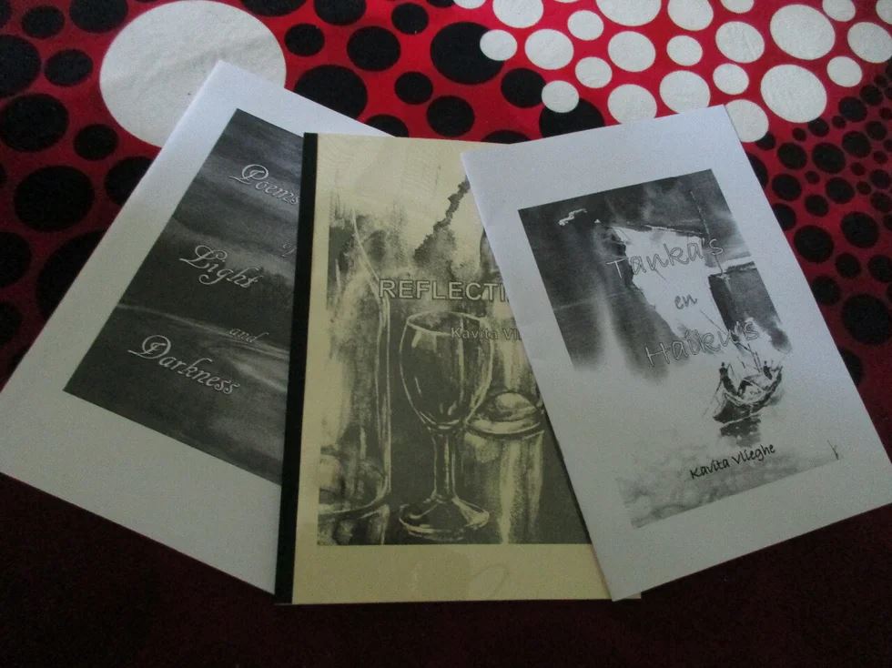 Dichtbundels "Poems of Light and Darkness", "Reflecties" & "Tanka's en Haiku's". © Kavita Vlieghe 2015