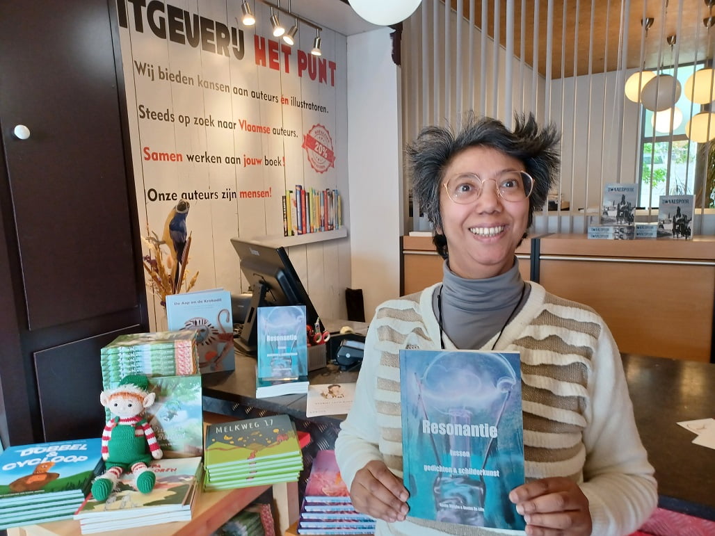 Kavita Vlieghe met haar dichtbundel "Resonantie" in de winkel van Uitgeverij het Punt