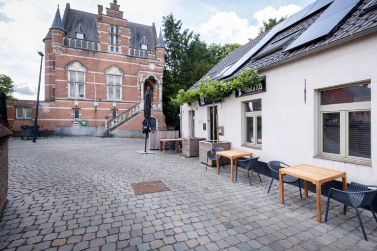 Kavita’s favoriete restaurant is Bar & Kwizine aan het kerkplein in Rijmenam © HLN Foto David Legreve 2023