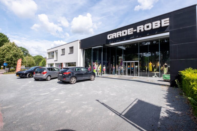Kledingwinkel Garde-Robe brengt Kavita regelmatig in verleiding. © HLN Foto David Legreve 2023