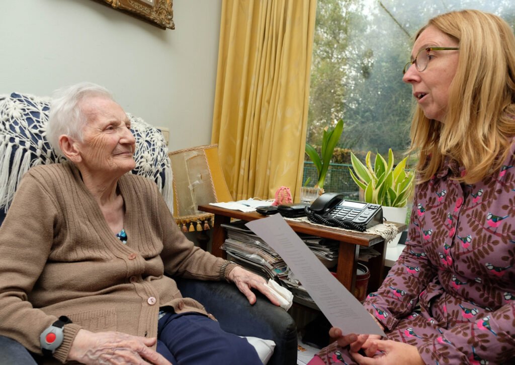 Dichters2820 gaat bij de bewoners van het woonzorgcentrum langs om hen gedichten en versjes uit “de tijd van toen” voor te lezen © HLN Marc Aerts