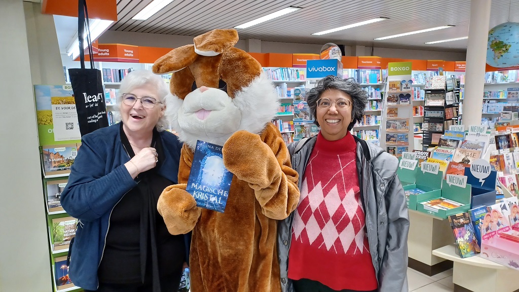Ina De Man, de Paashaas en Kavita Vlieghe in de Stanaardboekhandel van Haacht © FS 2024