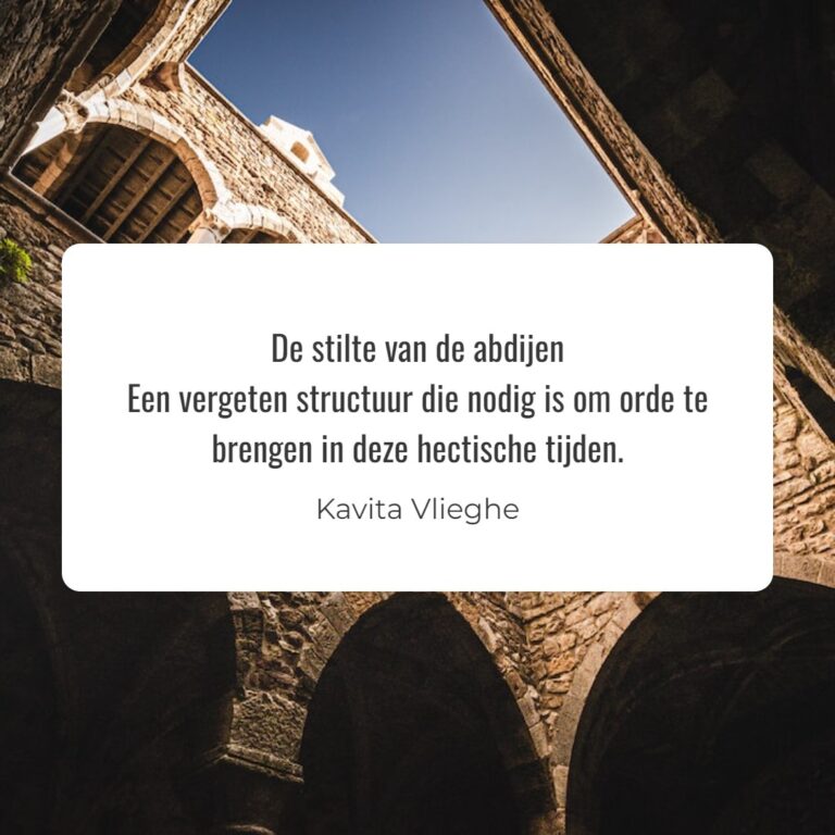 Quote 'De stilte van de abdijen. Een vergeten structuur die nodig is om orde te brengen in deze hectische tijden.' © Kavita Vlieghe 2024