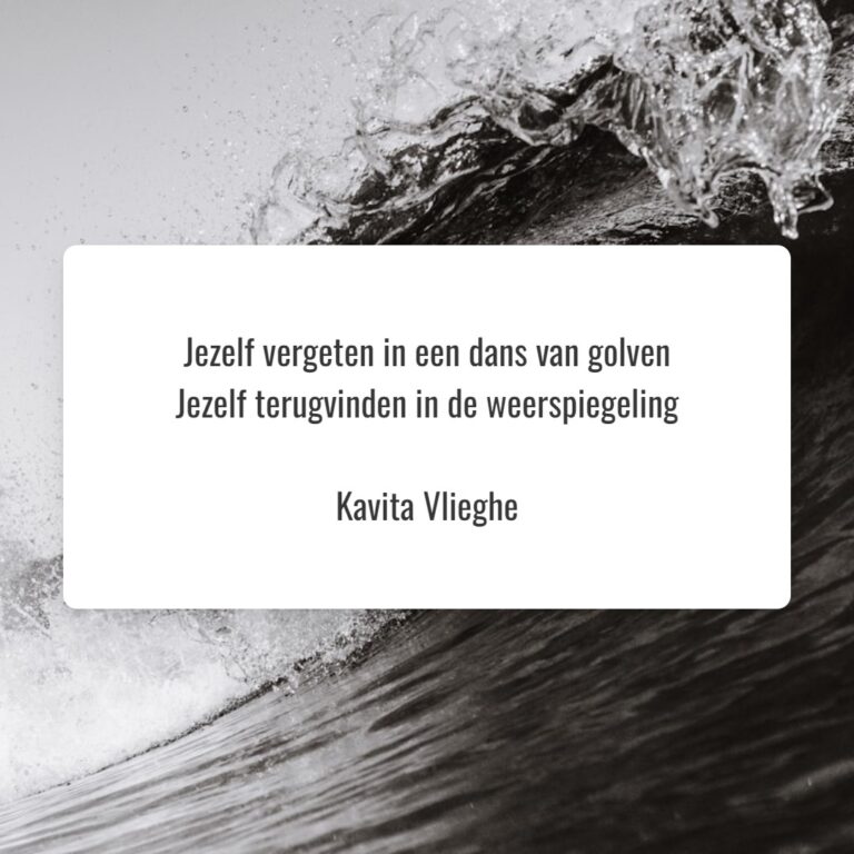 Quote "Jezelf vergeten in een dans van golven Jezelf terugvinden in de weerspiegeling' © Kavita Vlieghe 2024