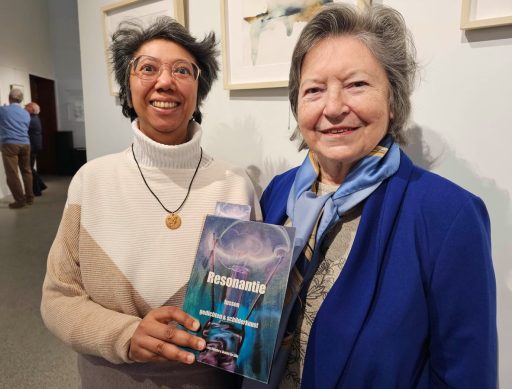 Dichtbundel "Resonantie", Kavita Vlieghe en mama Denise De Lille illustratrice © HLN Marc Aerts 2023